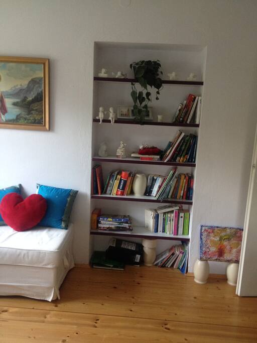 Bücherregal im Privatzimmer