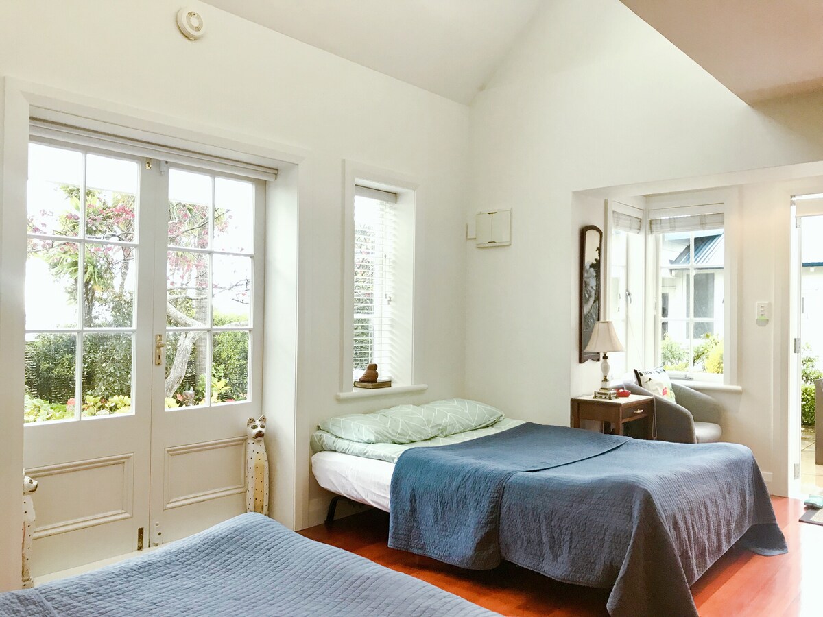 ספה נפתחת נוחה של איקאה ( גודל 1.95מ 'x1.4 מ').
ספה נוחה ונוחה בגודל כפול של איקאה, שיכולה להלין גדול וקטן או מבוגר אחד.