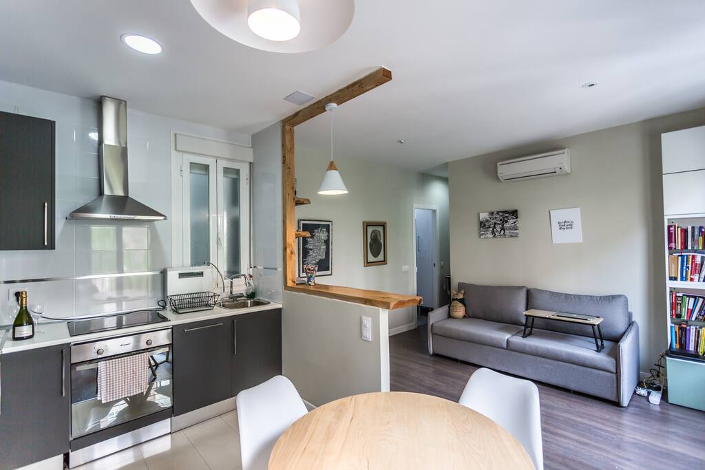 La cocina y el sofá desde la mesa