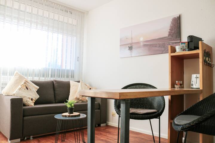 "Klein aber fein" der Esstisch läd für ein gemütliches Dinner zu zweit ein.