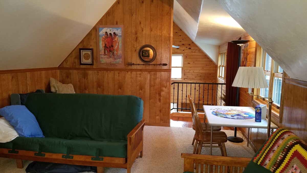 האזור למעלה מציע סלון שני וכולל 2 פוטונים שהופכים למיטות. יש תמיד פאזל.