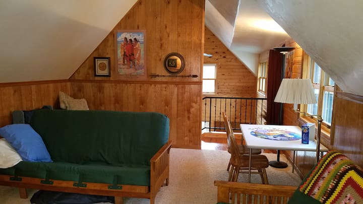 Просторот на горниот кат нуди втор простор за живеење и вклучува 2 футони кои прават кревети.  Секогаш се работи на сложувалка.