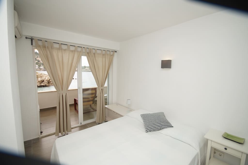 Dormitorio principal con baño, cama doble y aire condicionado