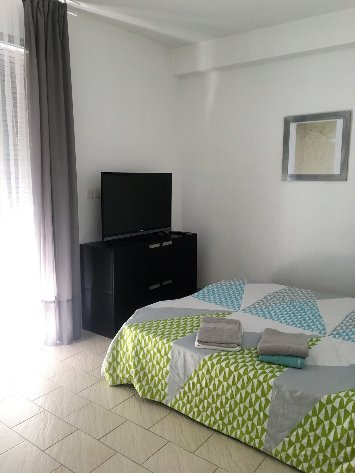 Chumba chenye ufikiaji wa moja kwa moja wa bustani na bwawa 
Kitanda 160 