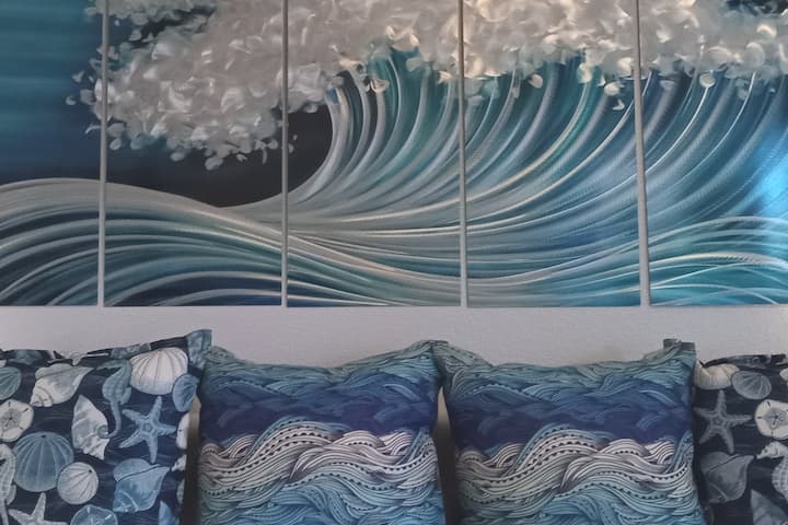 MB#1 Modern Maui pastaj:
* vepra arti prej metali muri
* oxhaku yt në mur * hapësirë pune për tavolinën e kompjuterit me dritare
* banjë e bashkangjitur me llambadar dhe nxehtësi shtesë
* verandë private ngjitur me pamje nga pylli 
 *dollap shëtitës
 