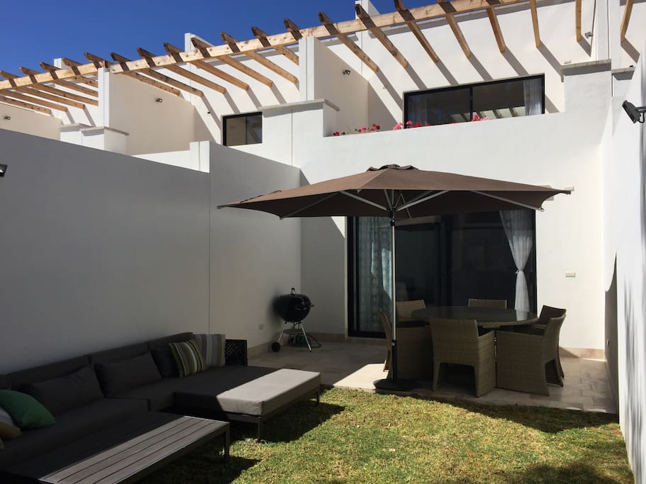 Jardin prinicipal, vista exterior de mobiliario de jardin y terraza