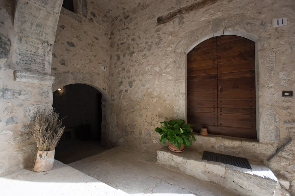 L'ingresso della casa, sotto gli archi di un passaggio coperto