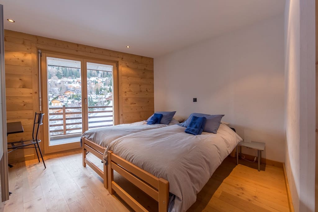 Twin room with en suite shower