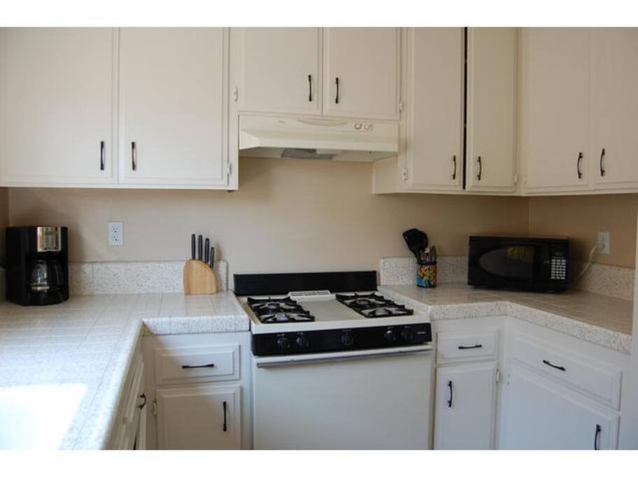 Kitchen: Fully stocked with cooking essentials