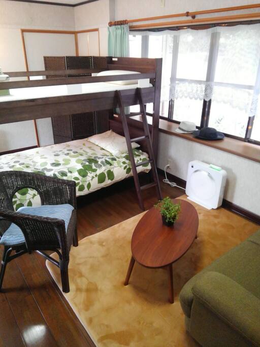 一階のゲストハウス
基本2名の部屋です。
窓から緑の息使いが感じられ、
反対側の窓からは鯉が泳ぐ以布利川が見下ろせます。
空清浄器
冷蔵庫
除湿器
電子レンジ
ウォーターサーバー
を設置してます。
二段ベッドですが3人名のゲストには
布団をご用意いたします。