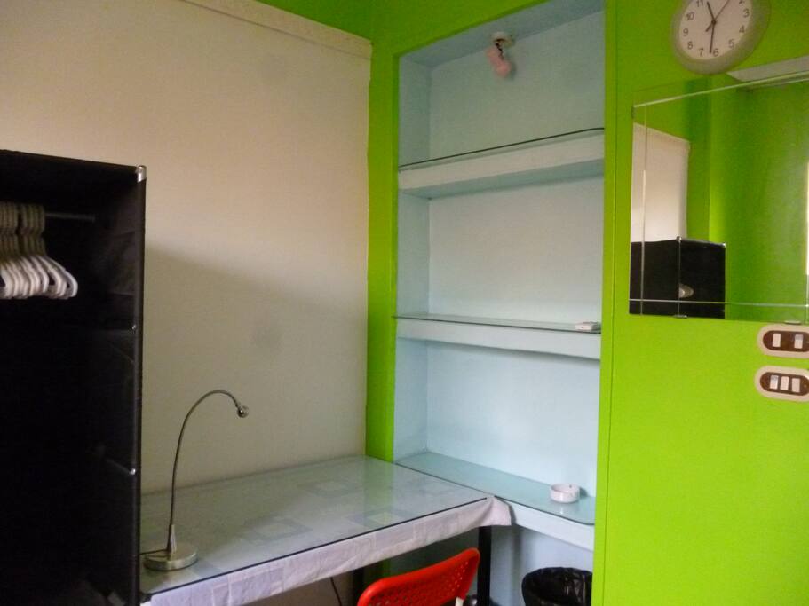 Photo of the whole room., Foto des ganzen Zimmers .