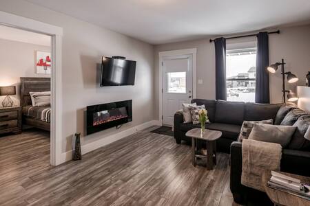 Governors Retreat ❤️ Private Suite + Modern +Cable