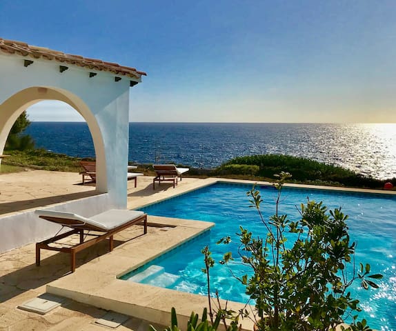 Villa on the seafront with private pool and WIFI