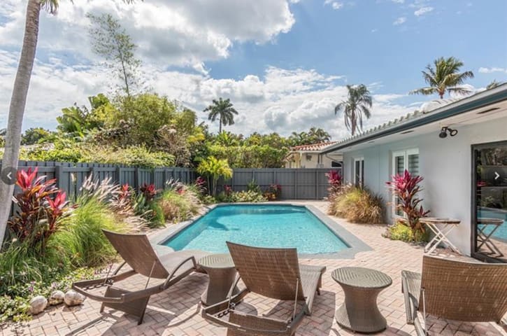 Heated Pool, 4 BR, Walk to Beach & Restaurants!