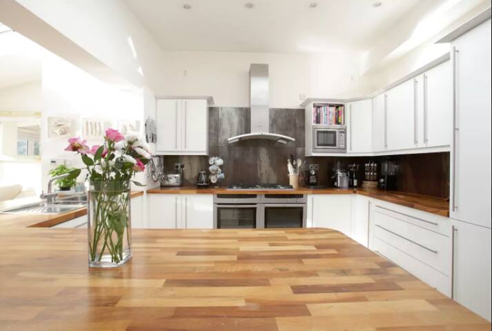 Beautiful home in Chiswick with car parking gallery image 5