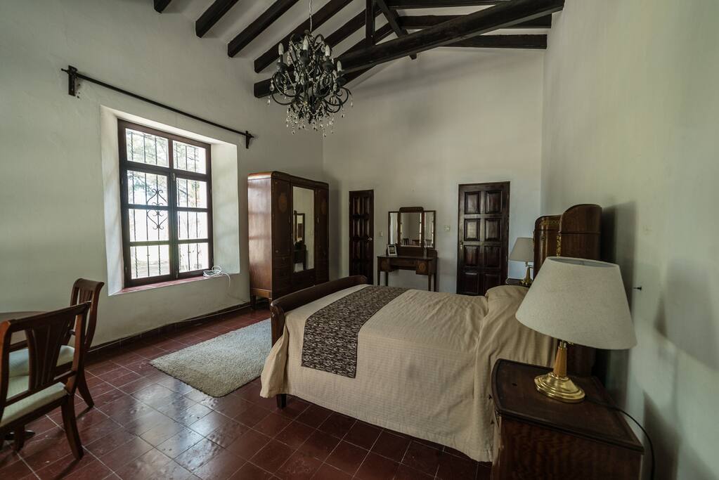Cama matrimonial, baño privado.