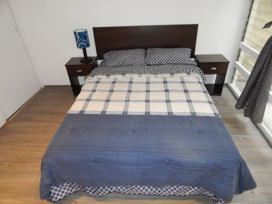 Recámara con cama matrimonial con sábanas limpias / Double bed room with clean sheets.