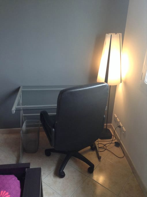Bureau et chaise confortable avec lampe. 2 Prises pour appareils électroniques, prise TV et téléphone.