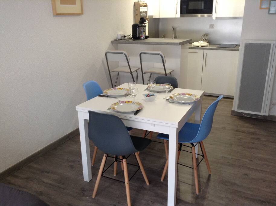 un coin repas chaleureux pour les repas en famille ou entre amis