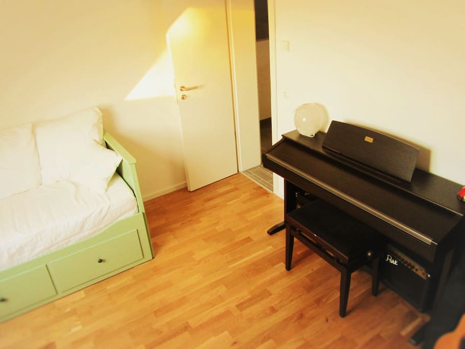 Wer gerne Musik macht, das E-Piano möchte gerne bespielt werden :-)