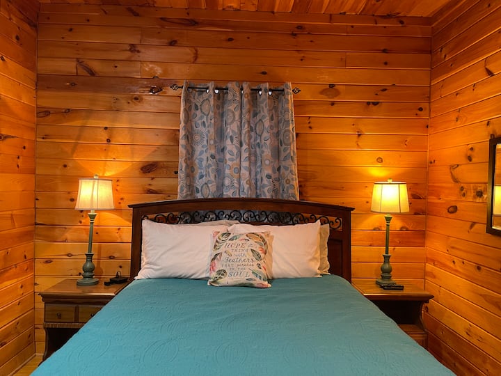 Chambre au premier étage avec un lit queen size