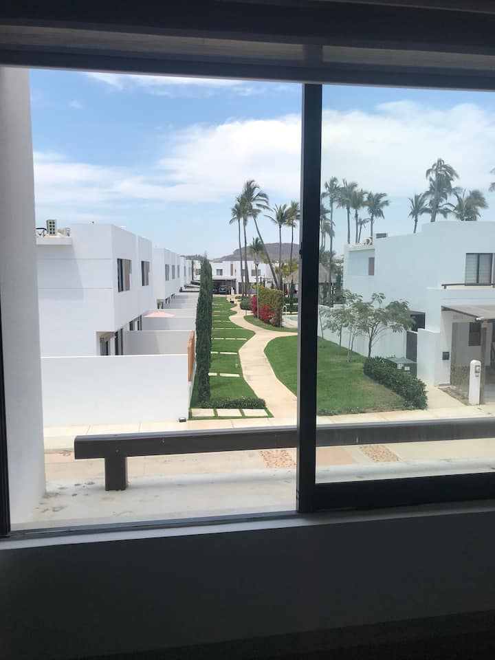 这是2号房间的景观，距离房子仅几步之遥，您将拥有
美丽的花园，配有游泳池和其他便利设施，如游戏 