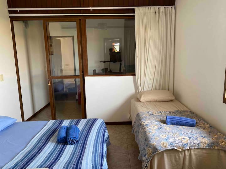 Suita 3 (veranda e sipërme) me krevat dopio, krevat tek, ajër të kondicionuar të ndarë, 8 sirtarë, banjë e kompletuar me dush elektrik 