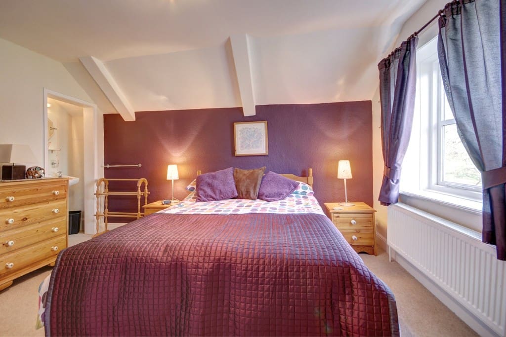Cosy centrally heated room, double bed with memory foam mattress, washbasin & shaving point, drawers & wardrobes. Wide screen TV (digital channels only), & good WiFi (73Mbps).