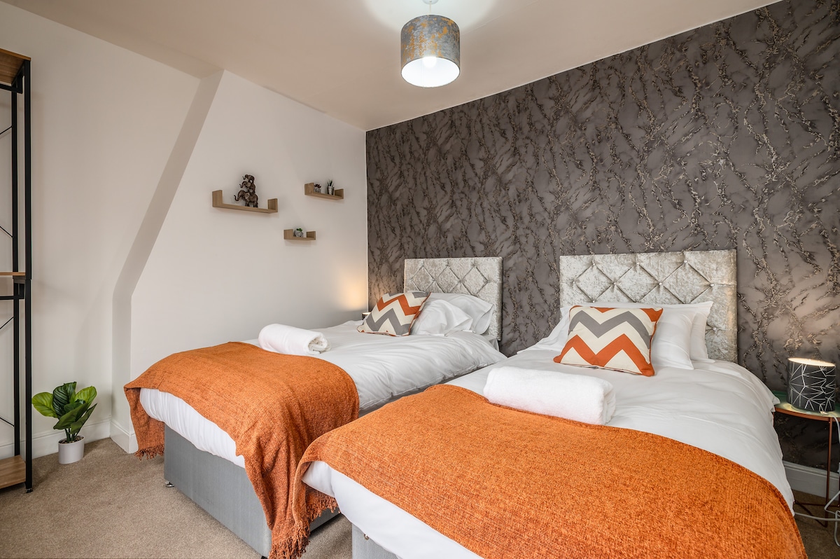 ห้องนอน 2 จัดเป็นเตียงเดี่ยวสองเตียงหรือสามารถจัดเป็นเตียงขนาดคิงไซส์พิเศษได้กว้างขวางด้วยพรมขนนุ่มฟูและชั้นวางของ/พื้นที่แขวนเสื้อผ้าของคุณ  