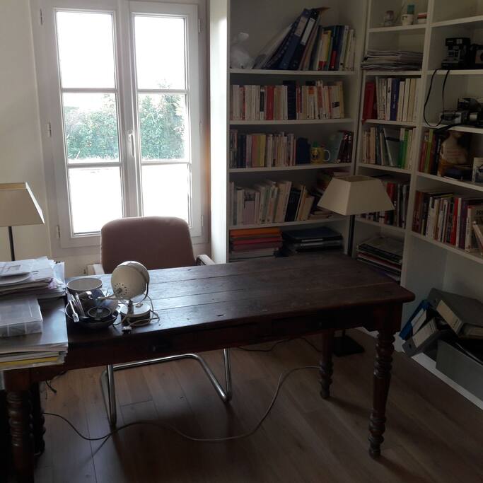 Espace bureau de travail possible.