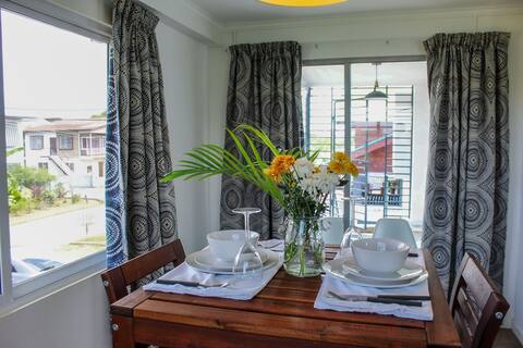 Stylish 2 BR apartment-C near downtown