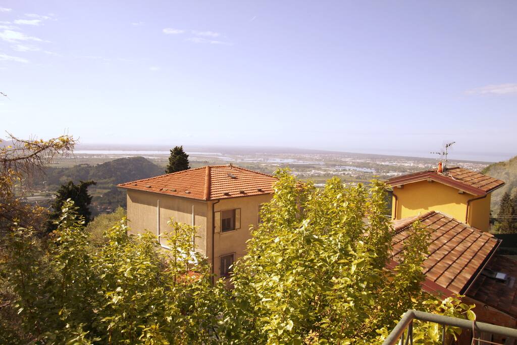 La vista dal balcone sul Lago di Massaciuccoli e sul mare di Viatreggio