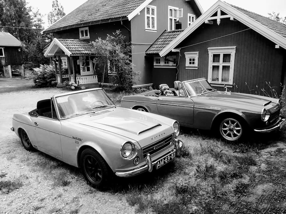 Inngangen til huset med gode parkeringsmuligheter.