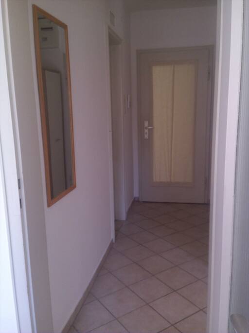 Flur mit Spiegel und Garderobe