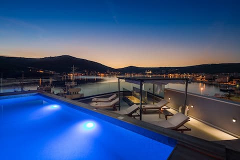 Beachfront luxury villa w/rooftop pool, gym + spa