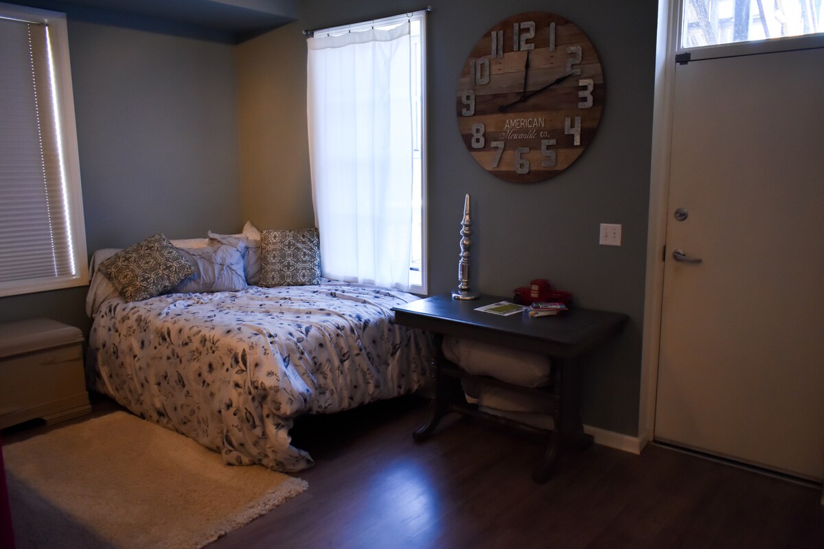 מיטה בגודל מלא ושטיח קטיפה מביאים פינת שינה נעימה לחדר הראשי