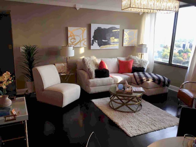 Downtown Penthouse High Rise, Walk to BOK
