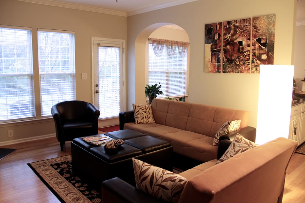 Living room with access to backyard, have coffee in the morning and enjoy nature!