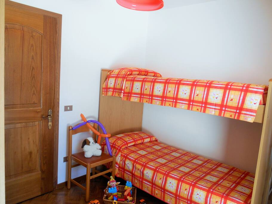 Stanza dei bambini con letto a castello