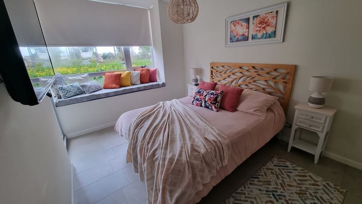 Glavna spavaća soba s TV-om s ključem i vlastitom kupaonicom 