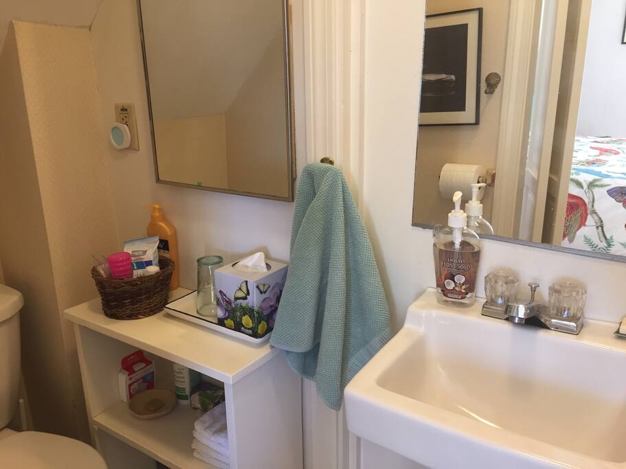 Adjoining private half bath