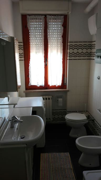 bagno con vasca/doccia e lavatrice