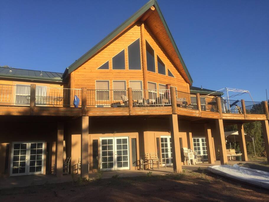 Mountain Top Retreat with 1 of kind views. Cabins for Rent in Payson