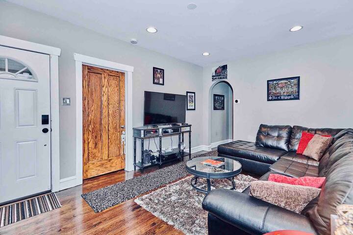 Historic 1920s bungalow near Logan Square ! gallery image 3