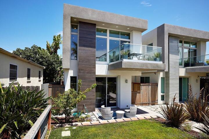 Stunning 4BR Villa with Bay Views & Rooftop Decks! gallery image 2