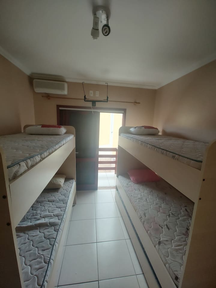 חדר שינה בז' עם ארון ומאוורר 