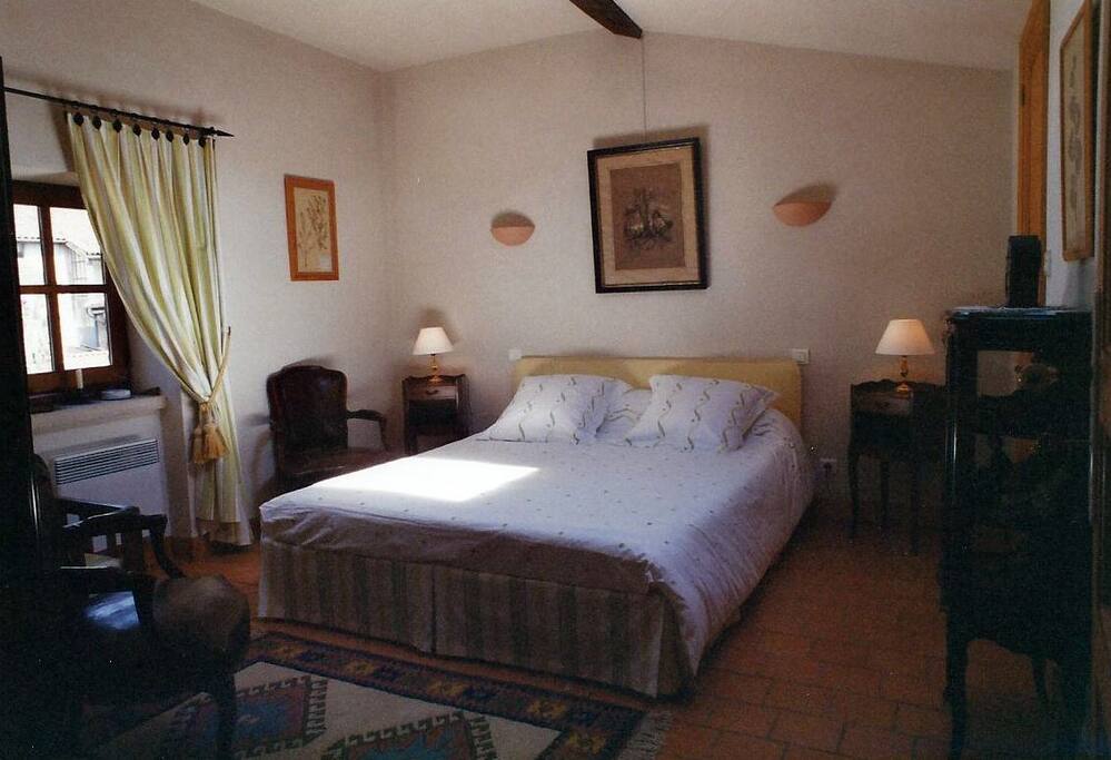 Chambre jaune : lit articulé tête et pieds 1,50x2,00m