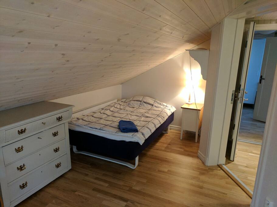 Enkelsäng i vardagsrum västra delen