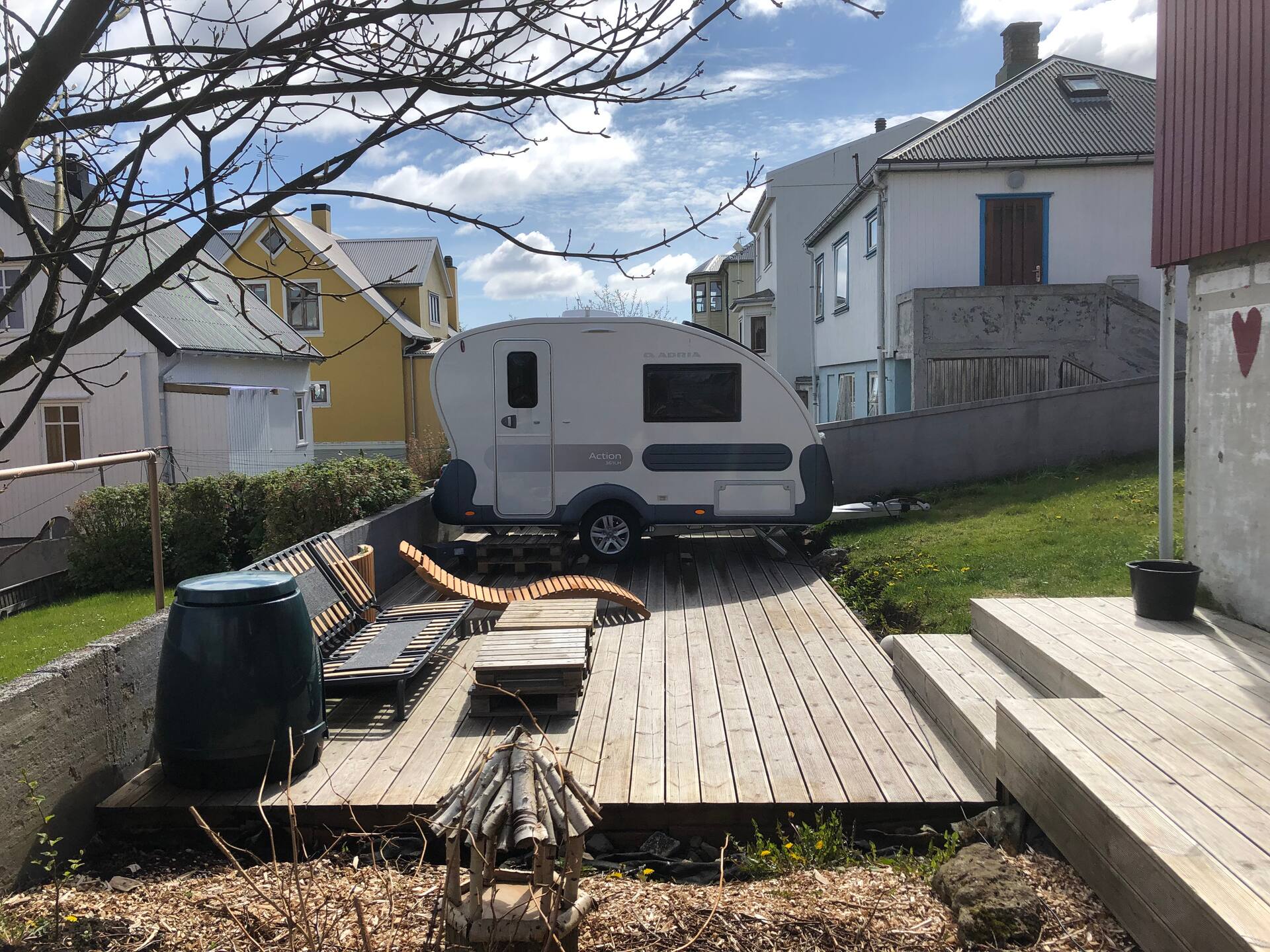 Cosy camper in cosy garden in city center