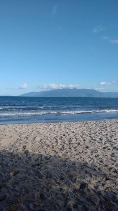 Praia a 300 metros da casa